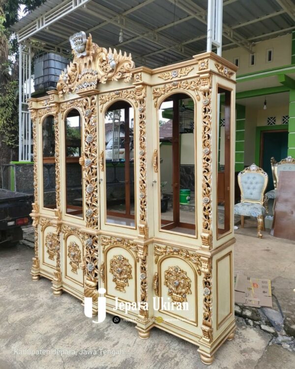 c482b611 718f 4d45 81a3 c5ea95ea7915 - Lemari Hias Mewah Terbaru